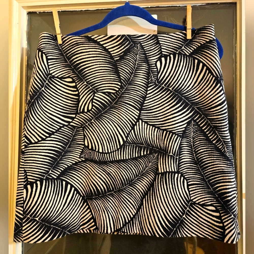 Ann Taylor Pencil Skirt size 12 navy& cream jungle leaf print